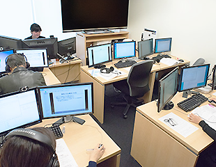 内定候補者がセミナールームにて一日研修を受講